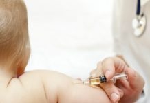 Inget stöd för att vaccin ger allergi Barn får vaccin i armen.