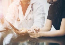 Utredare vill integrera nätläkarna i primärvården Doktor patient