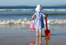 EU-forskare prövar barnläkemedel Liten flicka på stranden