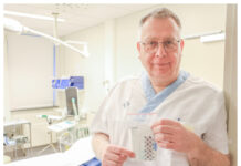 Hoppas hemmatest för prostatacancer räddar liv Ove Andrén, urolog på Skellefteå sjukhus, visar upp det provtagningskit som skickas till västerbottningarna under studien. Foto: Region Västerbotten